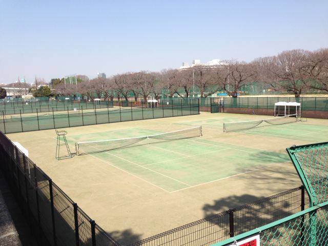 テニスコートがある公園