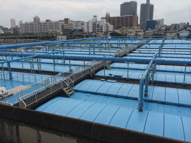 荒川自然公園の中央地区から眺めた三河島処理場の様子