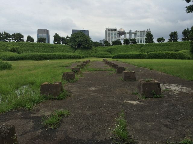 台場守備隊の休憩所～窪地に下りたところ