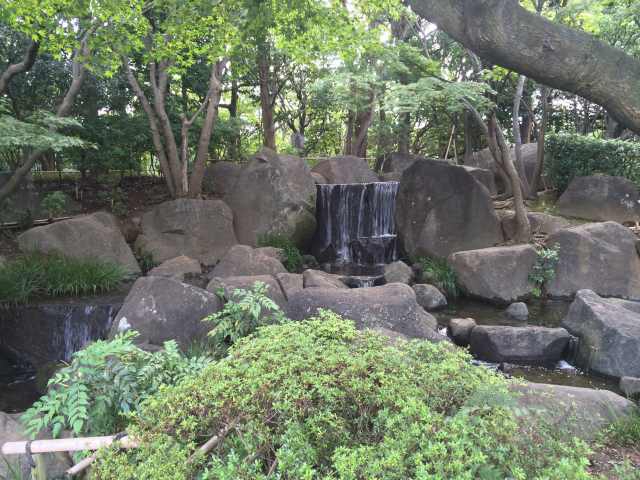 平成庭園の大滝