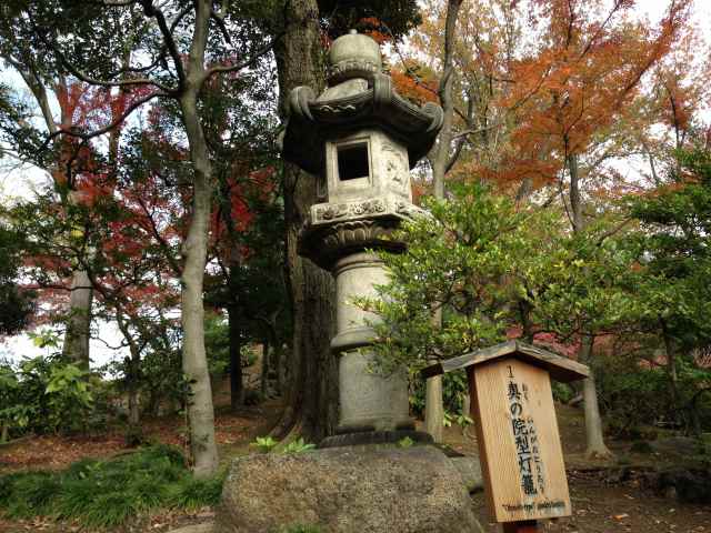 奥の院型灯篭