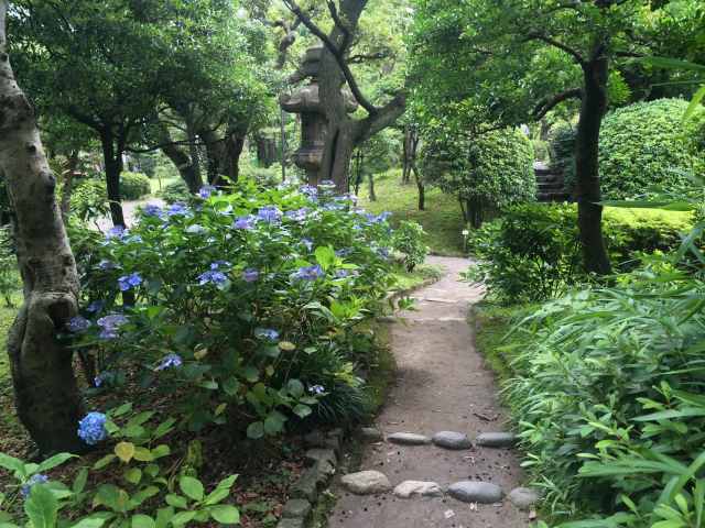 旧安田庭園の東の園路