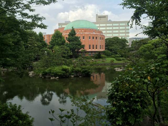 旧安田庭園の西から見た心字池