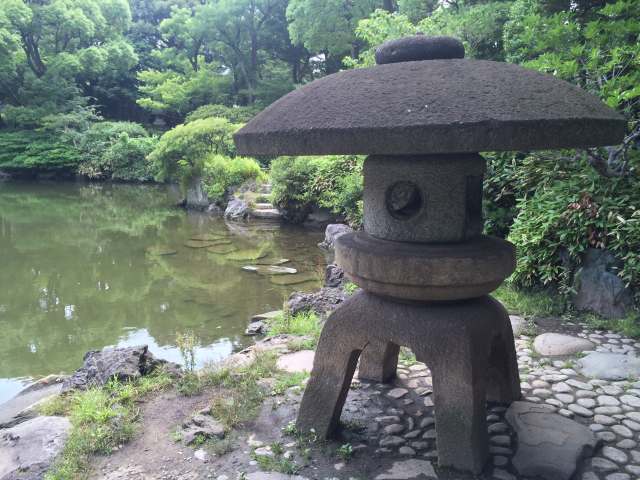 旧安田庭園の雪見灯籠