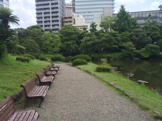 旧安田庭園の北の園路