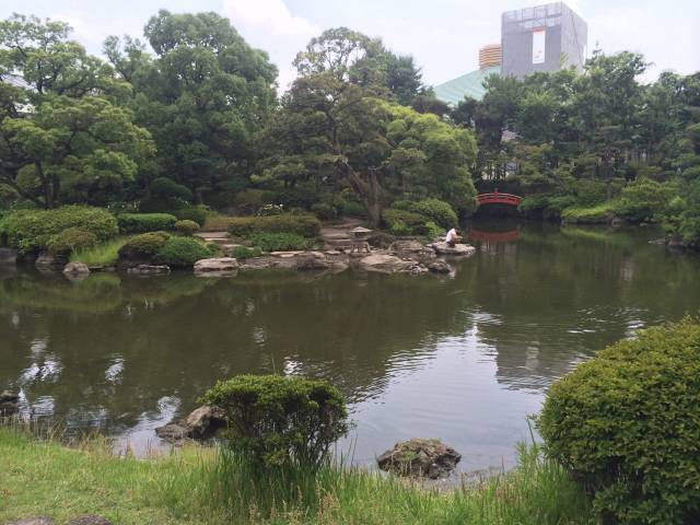 旧安田庭園の北から見た心字池