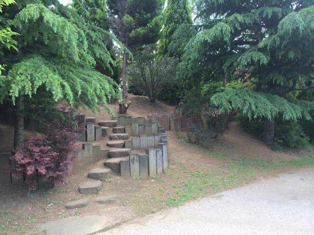 花とコニファーの園