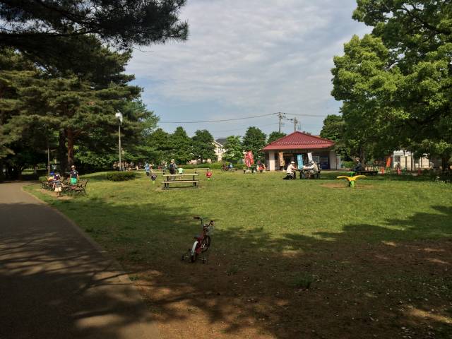 野川公園のサービスセンター前広場