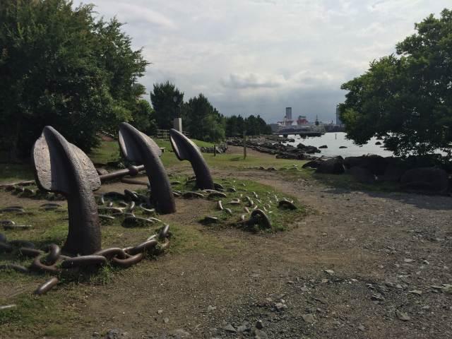 お台場海浜公園の潮干狩りエリア~スカイウォークの前に埋まっているイカリ