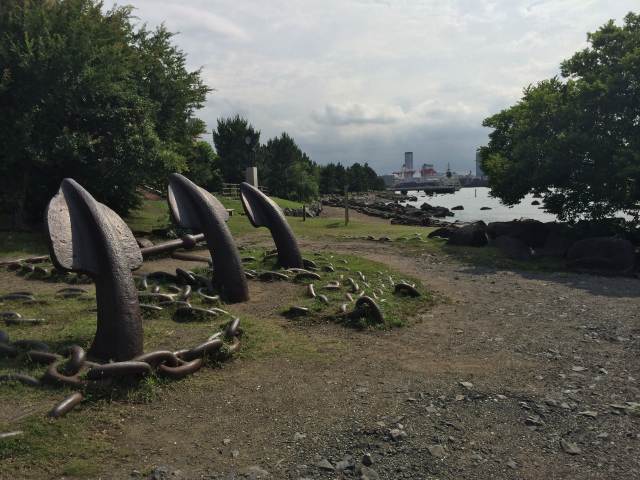 お台場海浜公園の潮干狩りエリア～スカイウォークの前に埋まっているイカリ