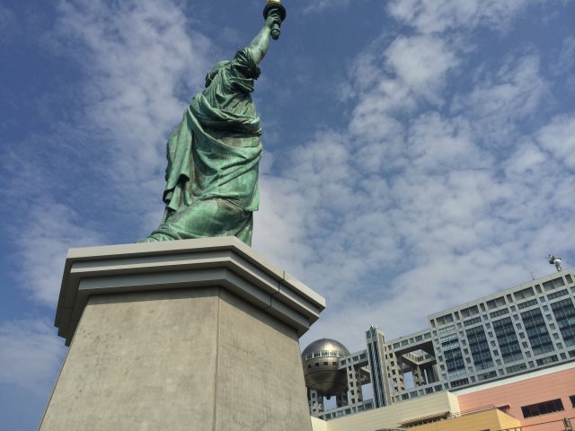 お台場海浜公園の自由の女神像～後方から見上げたところ