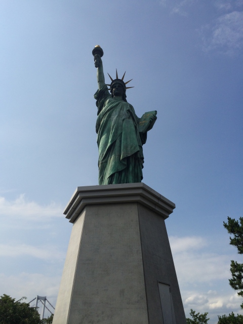 お台場海浜公園の自由の女神像～正面から見た全体