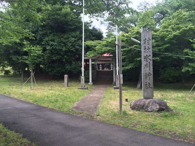 都立狭山公園の氷川神社~鳥居越しの外観
