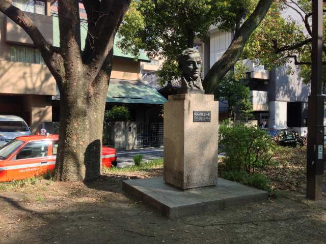 芝公園の東の園路～ペルリ提督の像