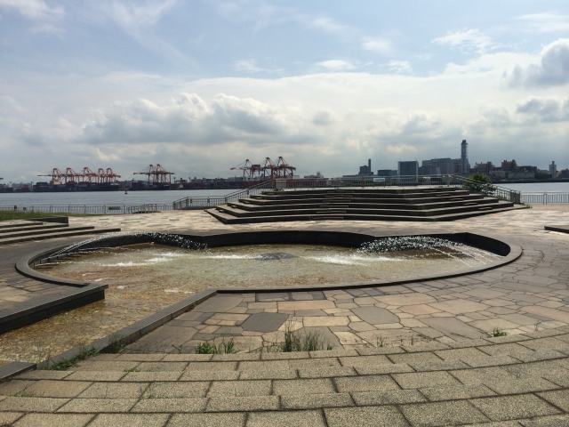 潮風公園の噴水広場～東から西を向いたところ