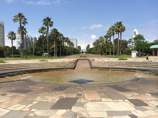 潮風公園の噴水広場～西から東を向いたところ