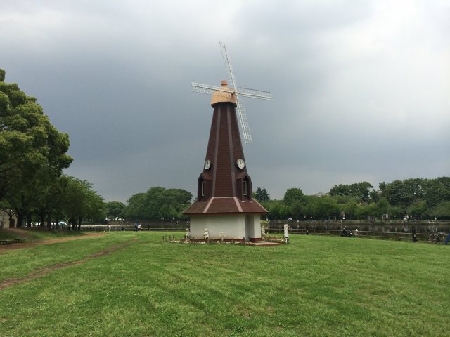 正面から見た浮間公園の風車