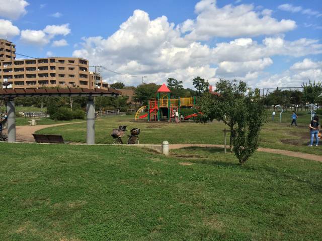 宇喜田公園の遊具広場